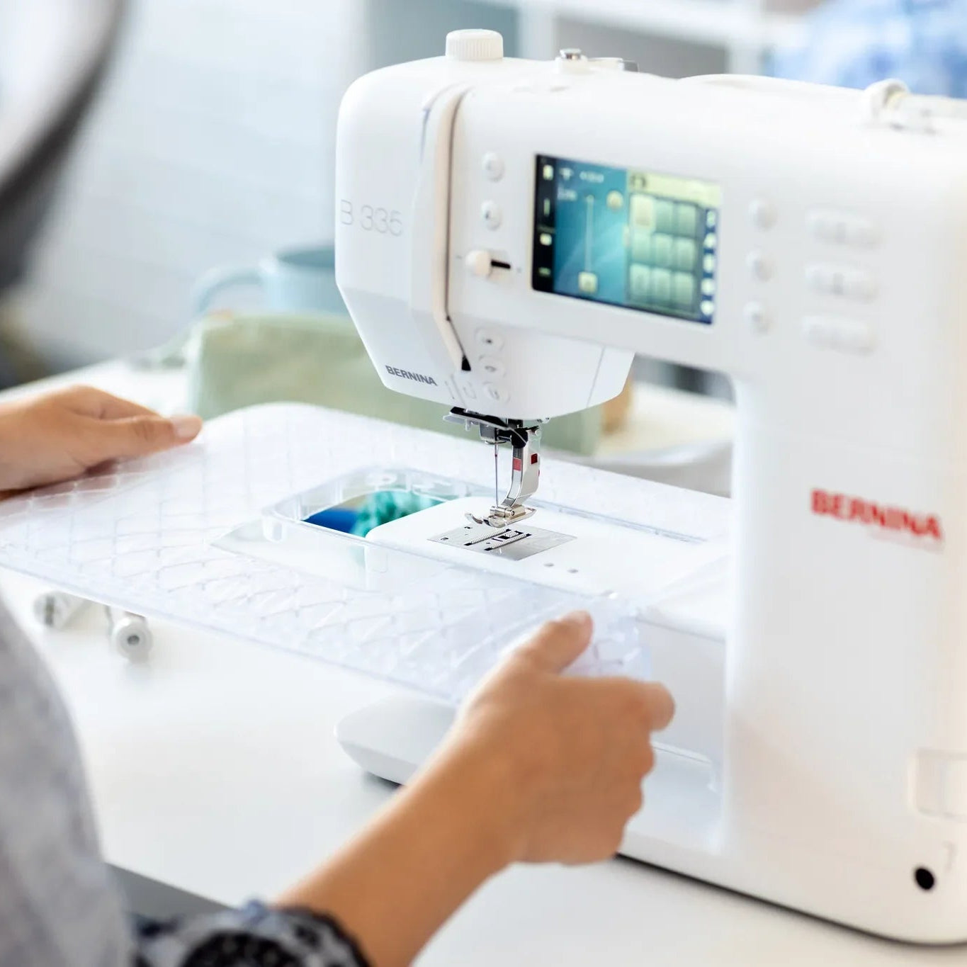 Machine à coudre BERNINA 335 — en situation