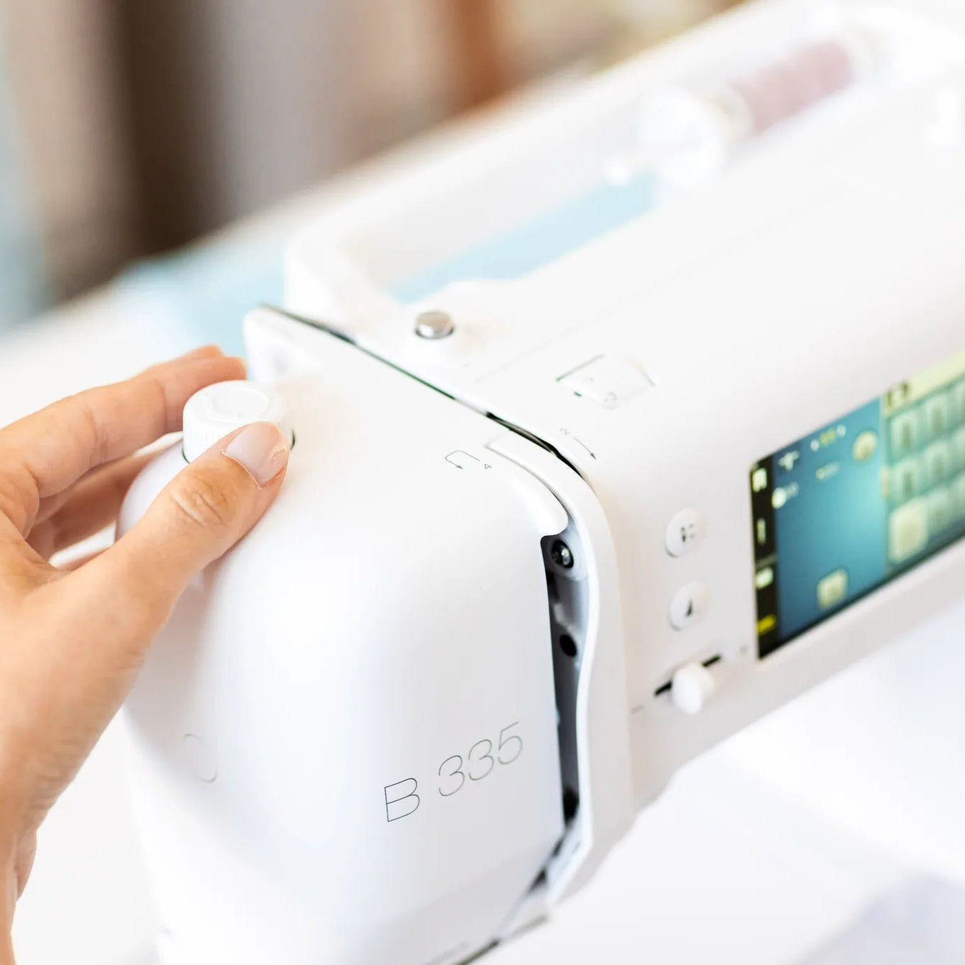 Machine à coudre BERNINA 335 — en situation