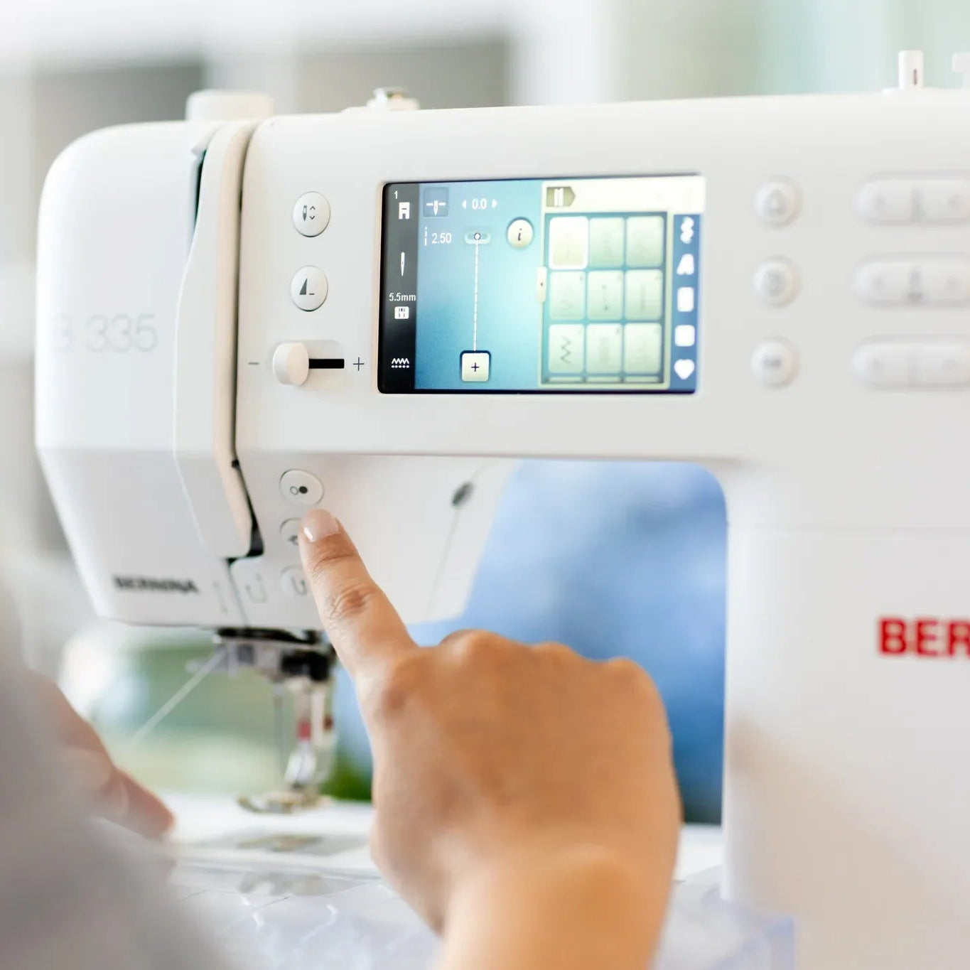 Machine à coudre BERNINA 335 — en situation