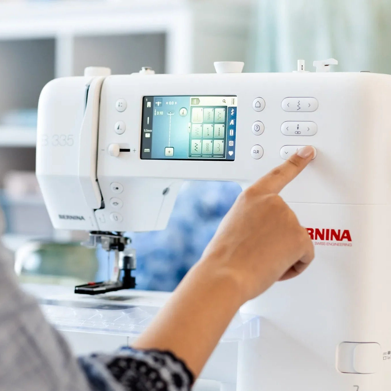 Machine à coudre BERNINA 335 — en situation