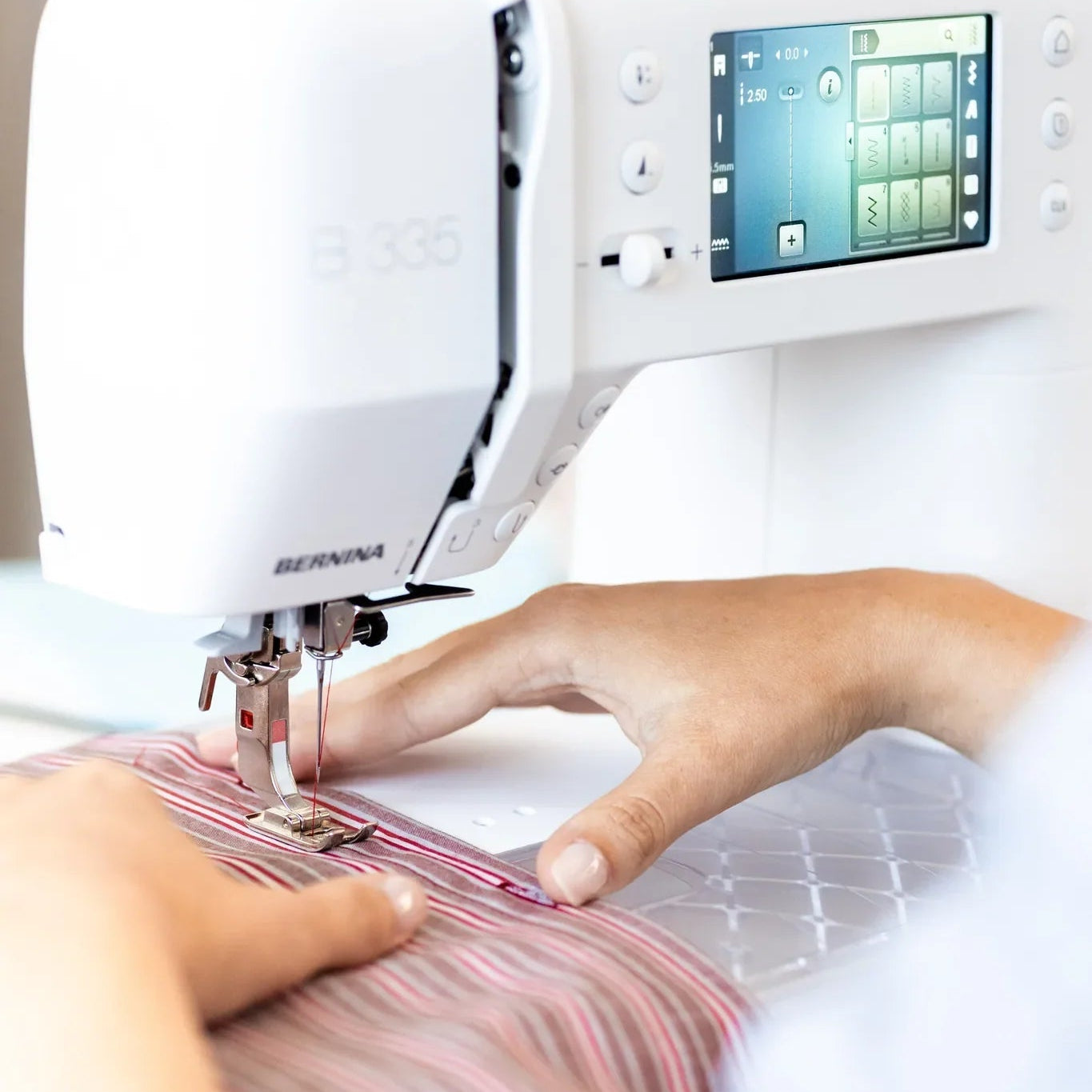 Machine à coudre BERNINA 335 — en situation