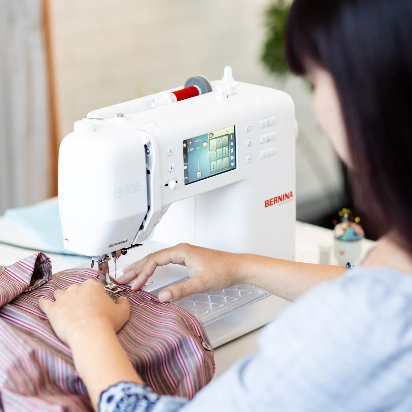 Machine à coudre BERNINA 335 — en situation