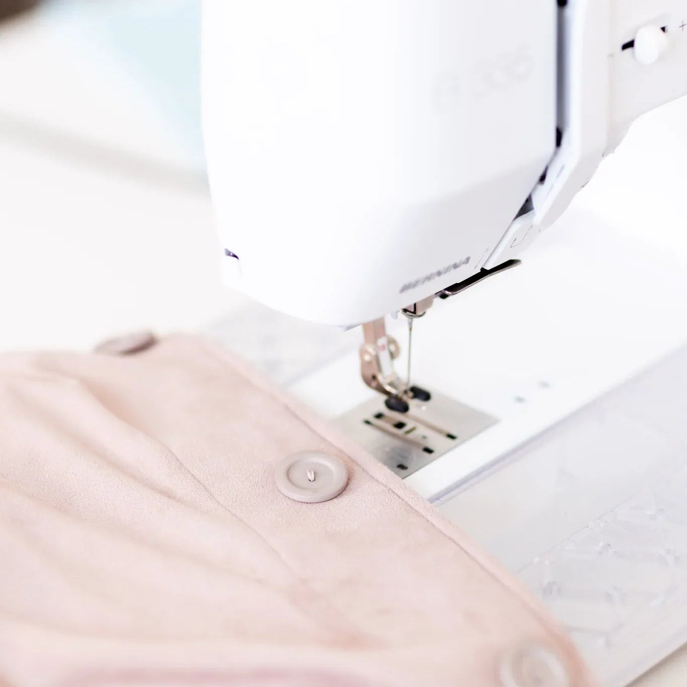 Machine à coudre BERNINA 335 — en situation
