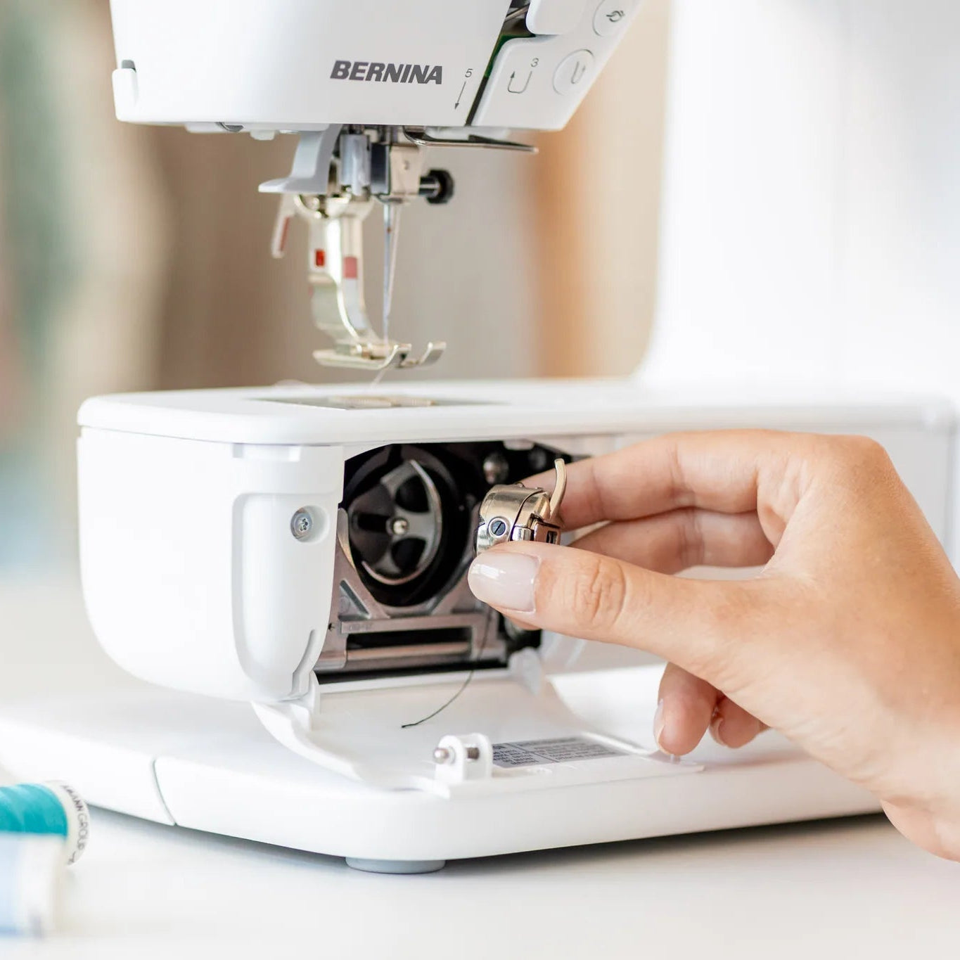 Machine à coudre BERNINA 335 — en situation