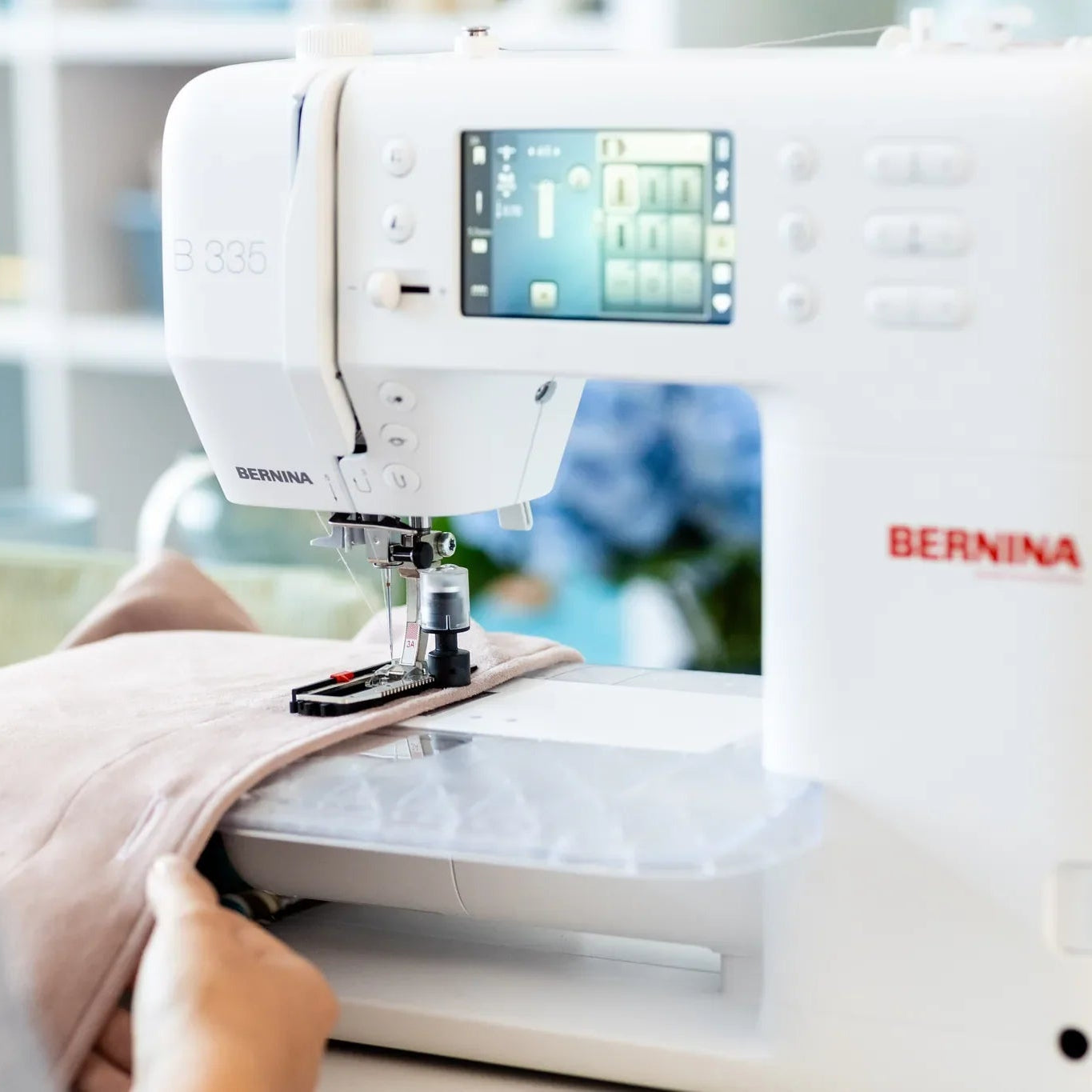 Machine à coudre BERNINA 335 — en situation