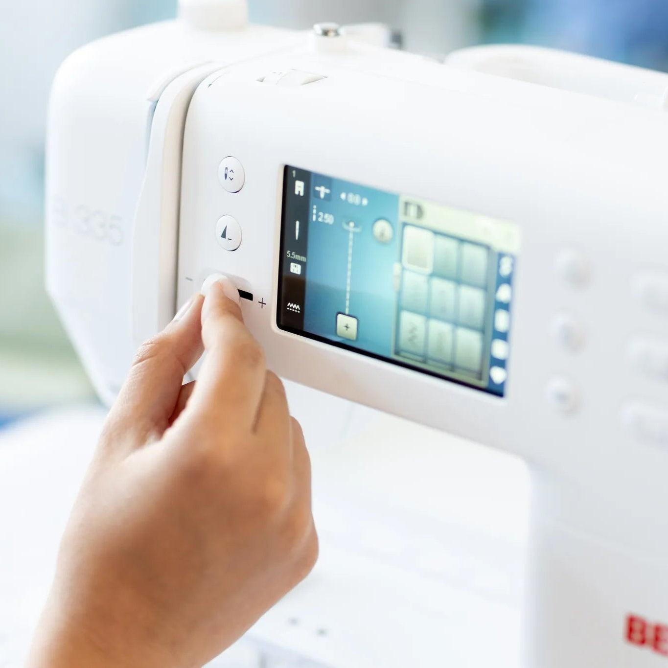 Machine à coudre BERNINA 335 — en situation