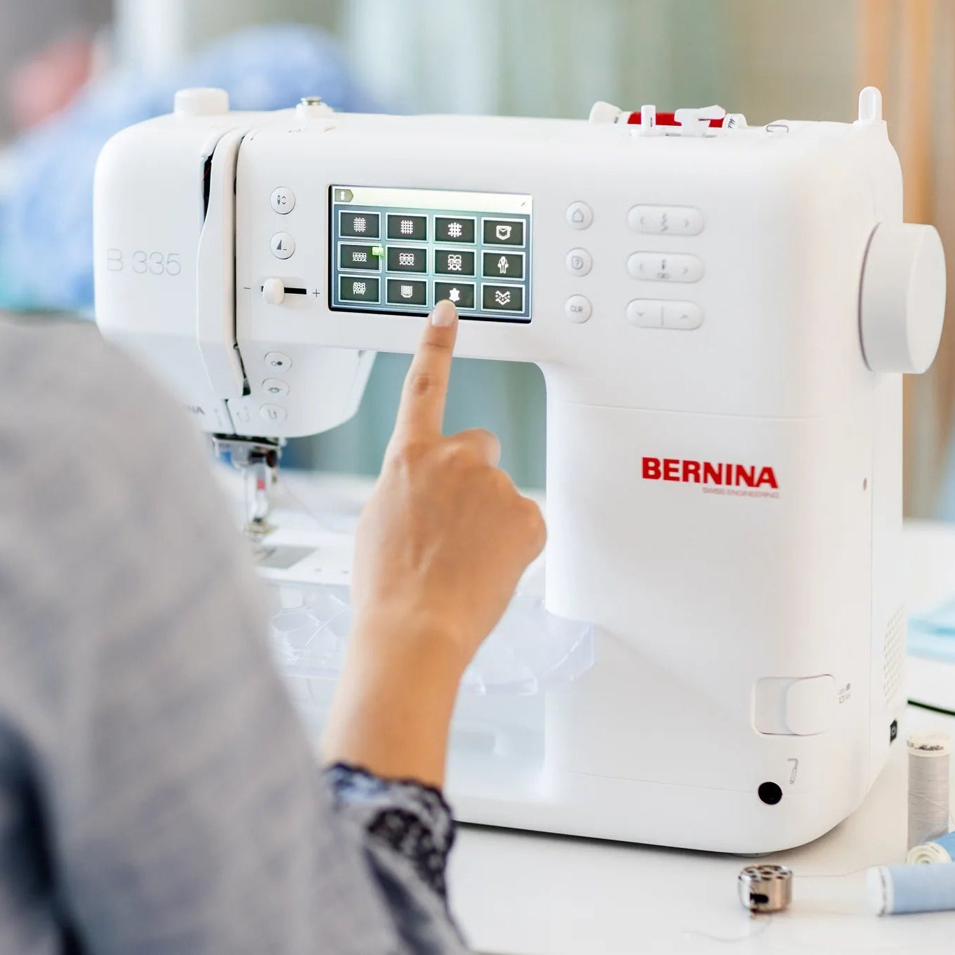 Machine à coudre BERNINA 335 — en situation