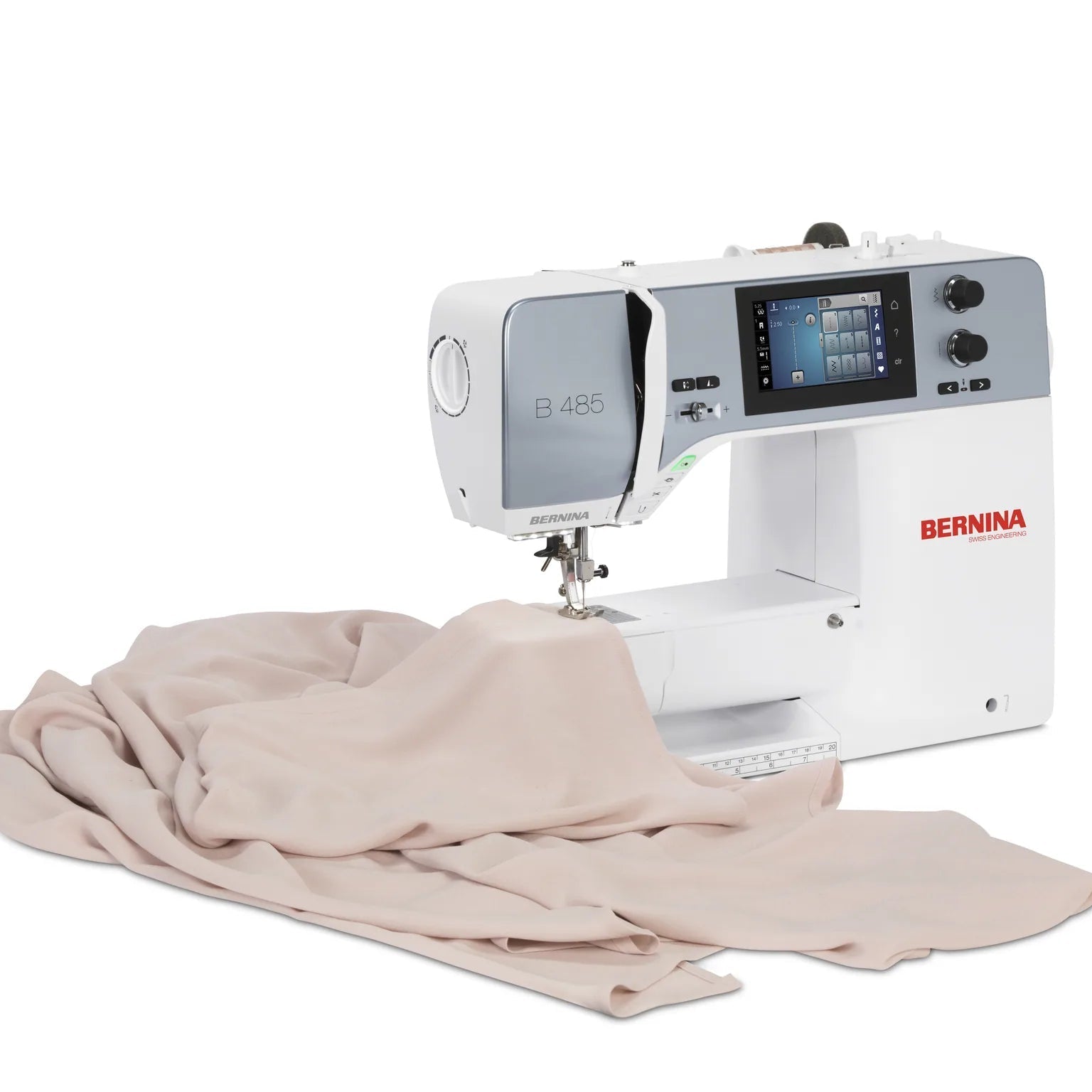 Machine à coudre BERNINA 475 QE — vue machine en situation