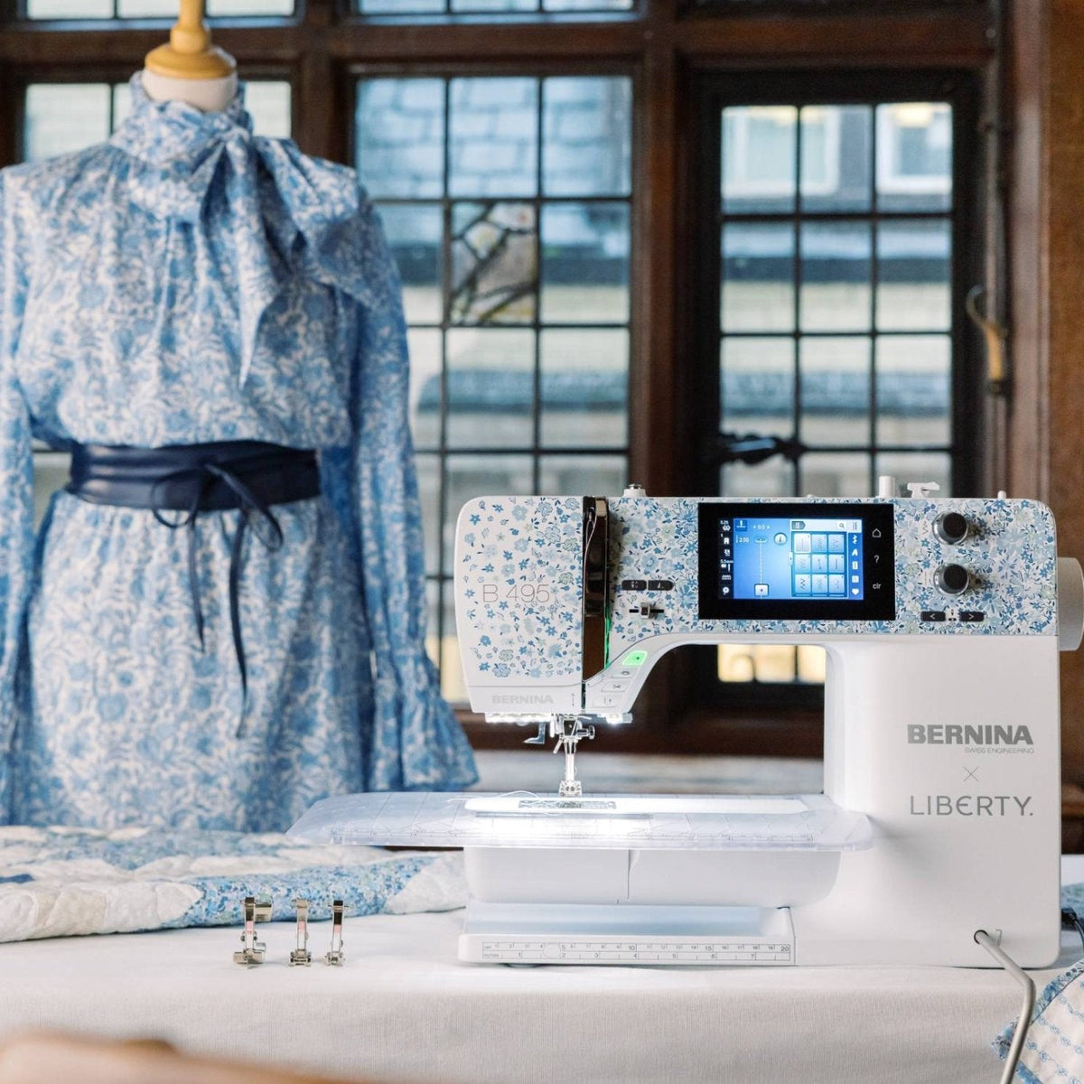 BERNINA 495 Liberty Edition — guidage du tissu mains libres avec le système FHS