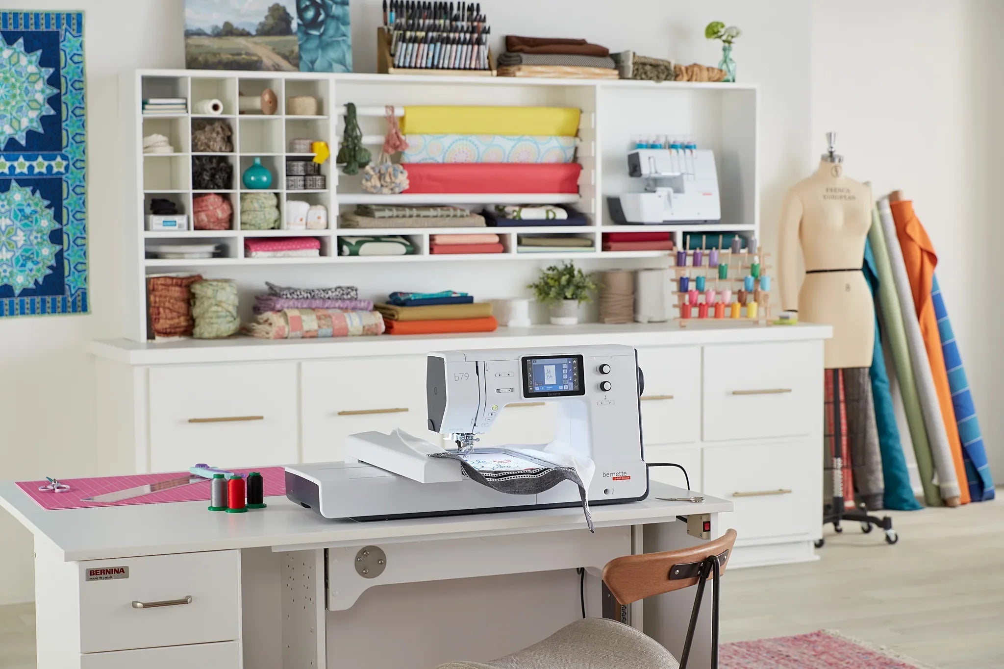 Machine à coudre et à broder bernette 79 — en couture, en situation