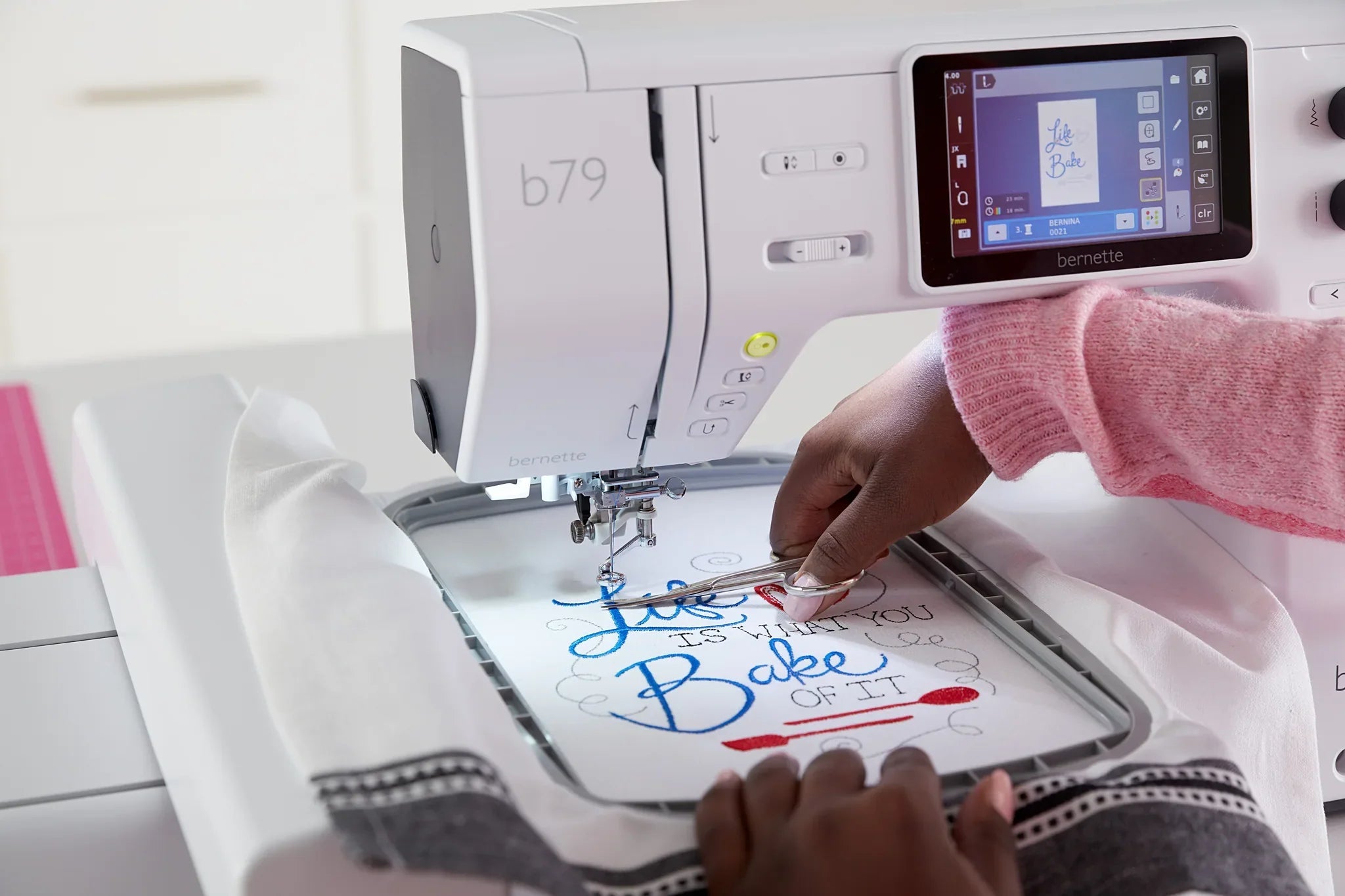 Machine à coudre et à broder bernette 79 — en couture, en situation