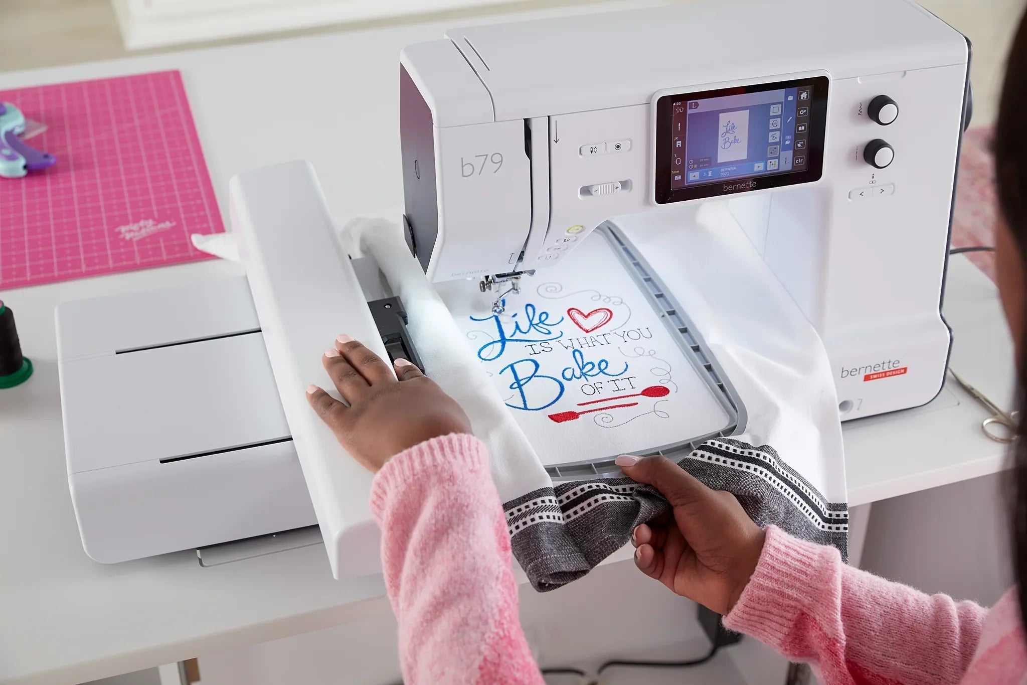 Machine à coudre et à broder bernette 79 — en couture, en situation