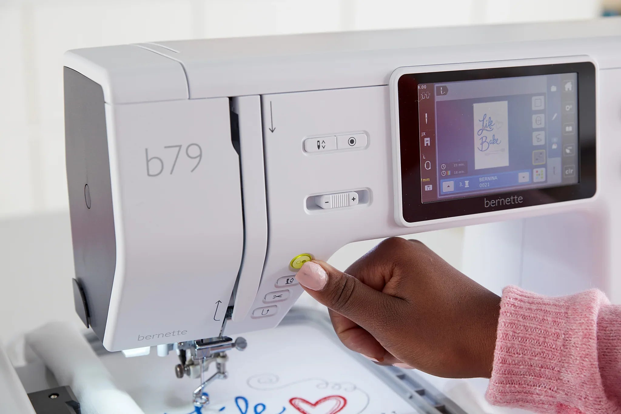 Machine à coudre et à broder bernette 79 — en couture, en situation