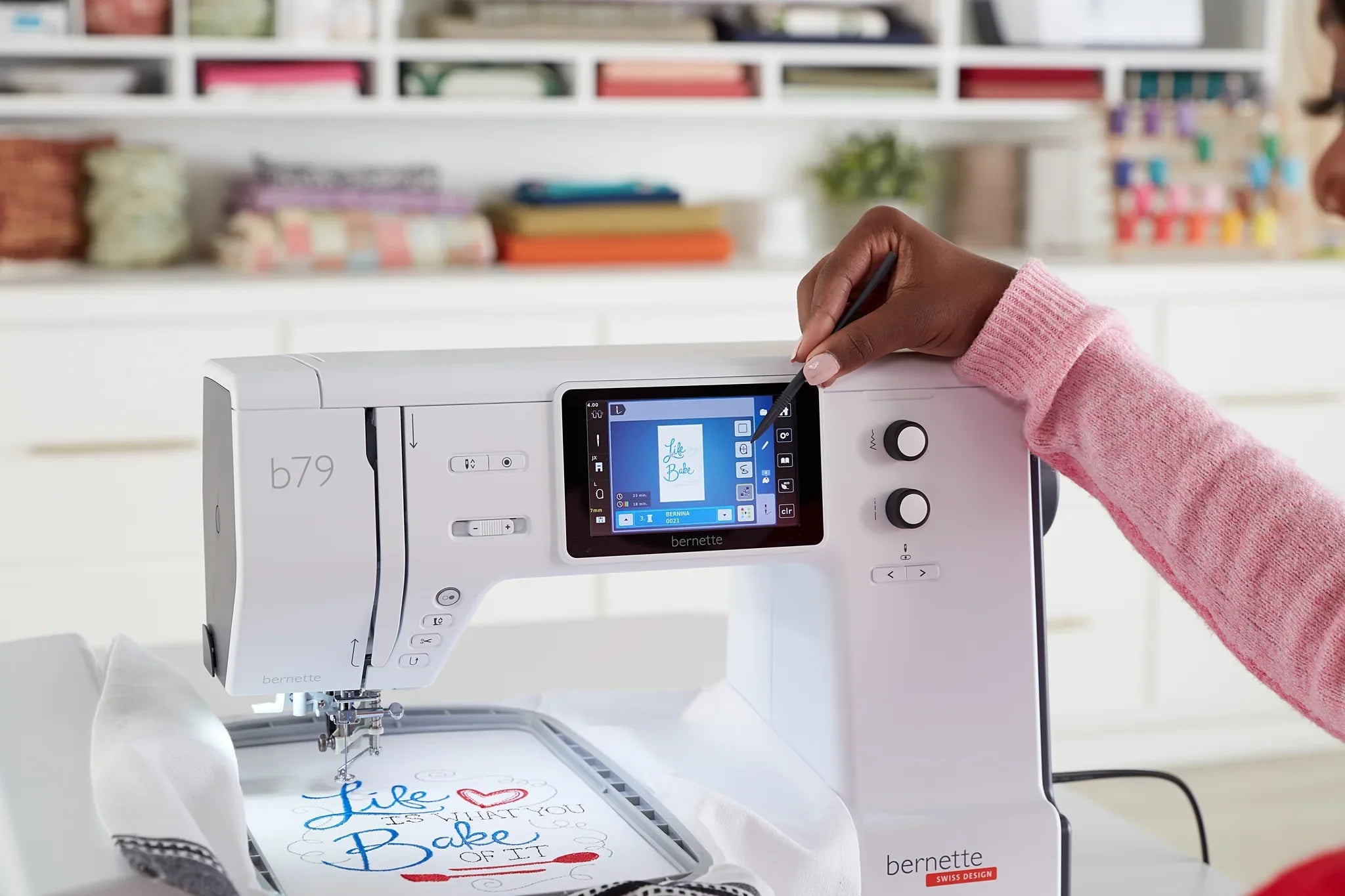 Machine à coudre et à broder bernette 79 — en couture, en situation