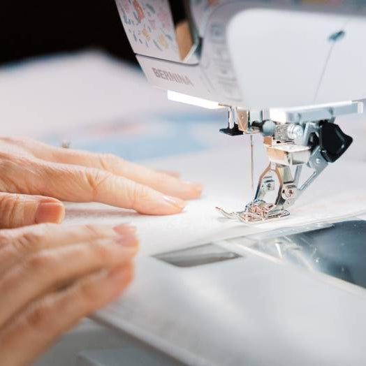BERNINA 580 Liberty Edition — contrôle du tissu avec la double alimentation BERNINA
