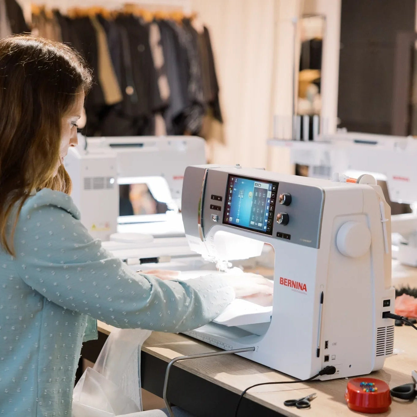 Machine à coudre et à broder BERNINA 735 PRO — en situation, atelier de couture