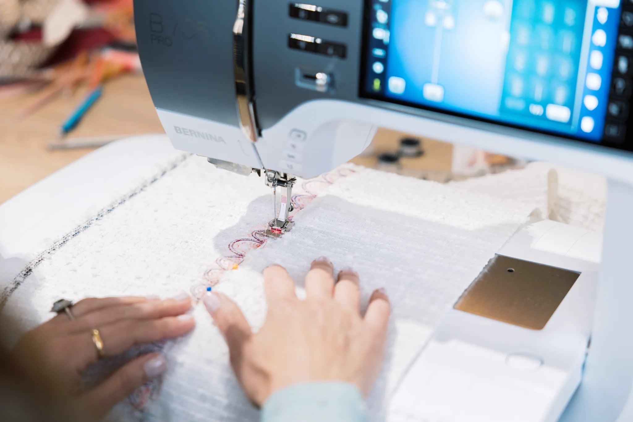 Machine à coudre et à broder BERNINA 735 PRO — en situation, atelier de couture