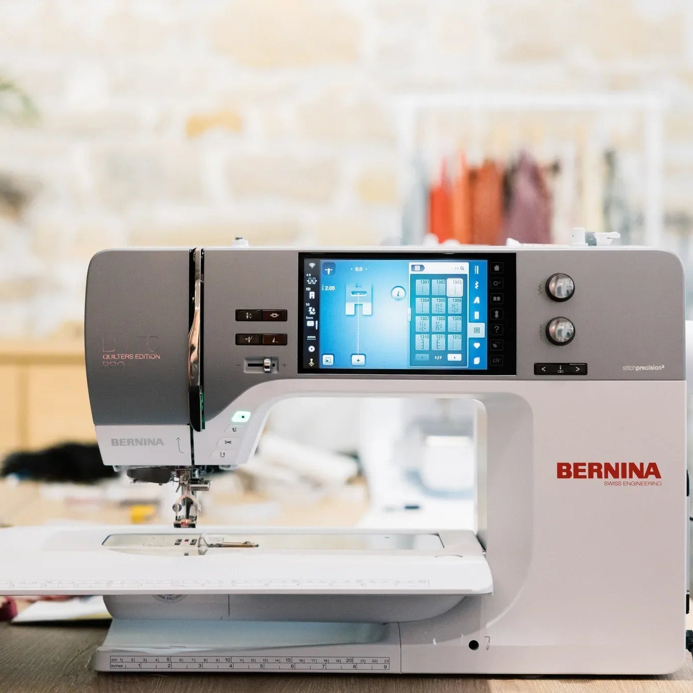 Machine à coudre et à broder BERNINA 735 PRO — en situation, atelier de couture