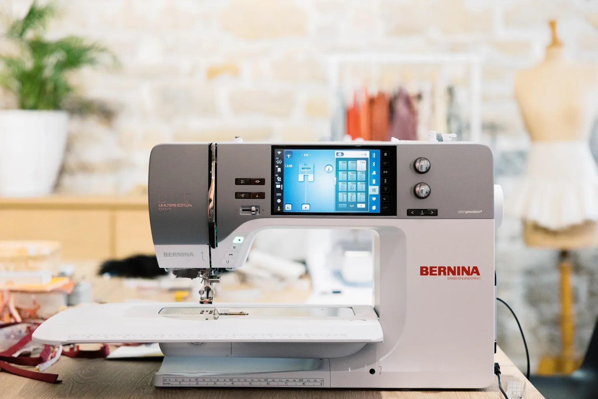 Machine à coudre et à broder BERNINA 735 PRO — en situation, atelier de couture