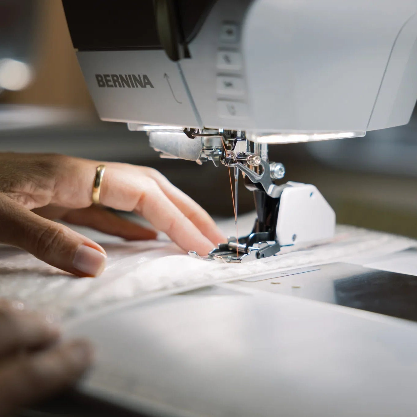 Machine à coudre et à broder BERNINA 735 PRO — en situation, atelier de couture