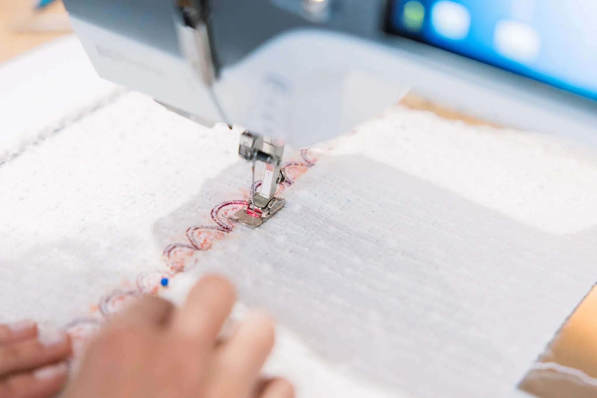 Machine à coudre et à broder BERNINA 735 PRO — en situation, atelier de couture
