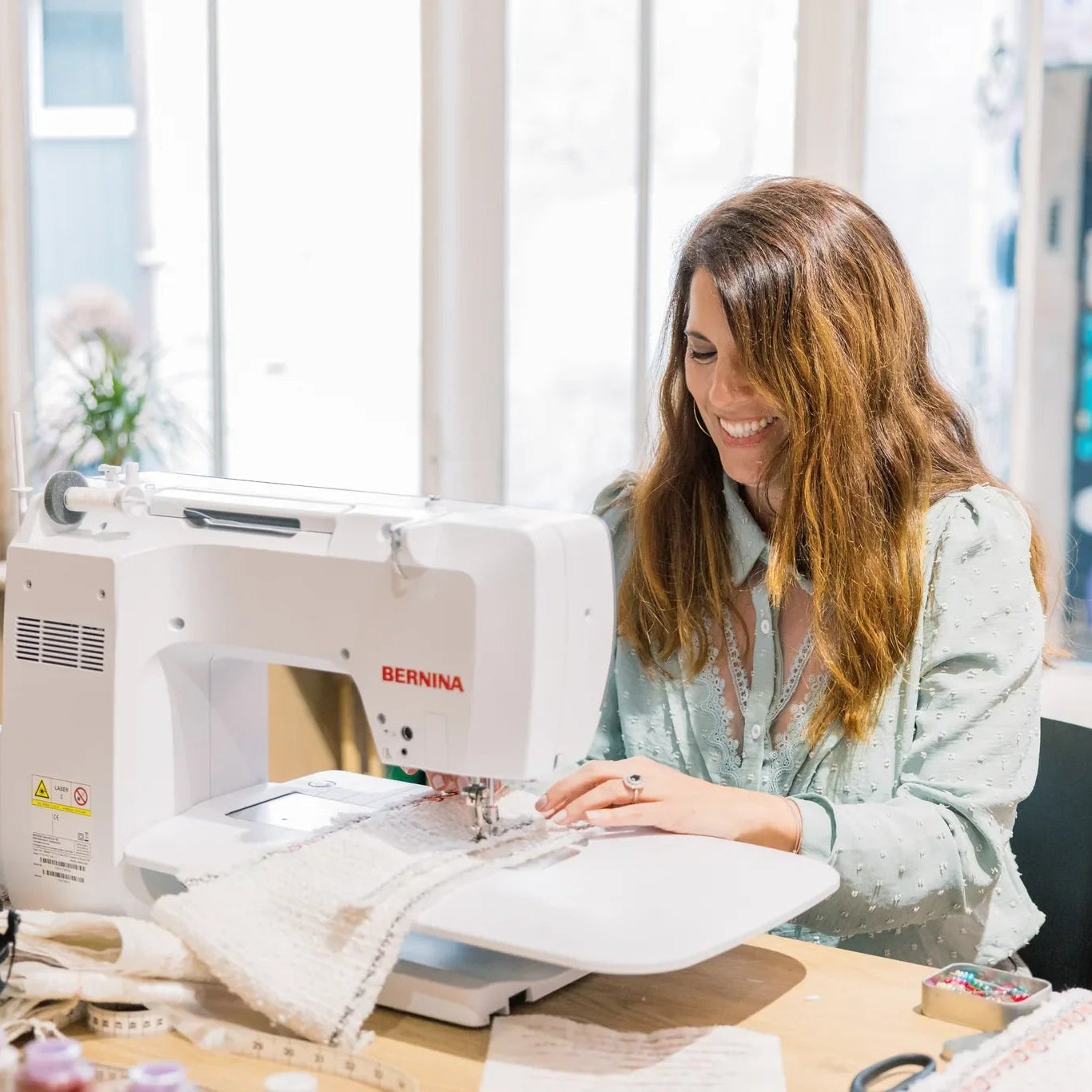 Machine à coudre et à broder BERNINA 735 PRO — en situation, atelier de couture