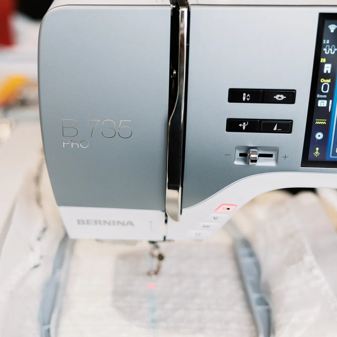 Machine à coudre et à broder BERNINA 735 PRO — en situation, atelier de couture
