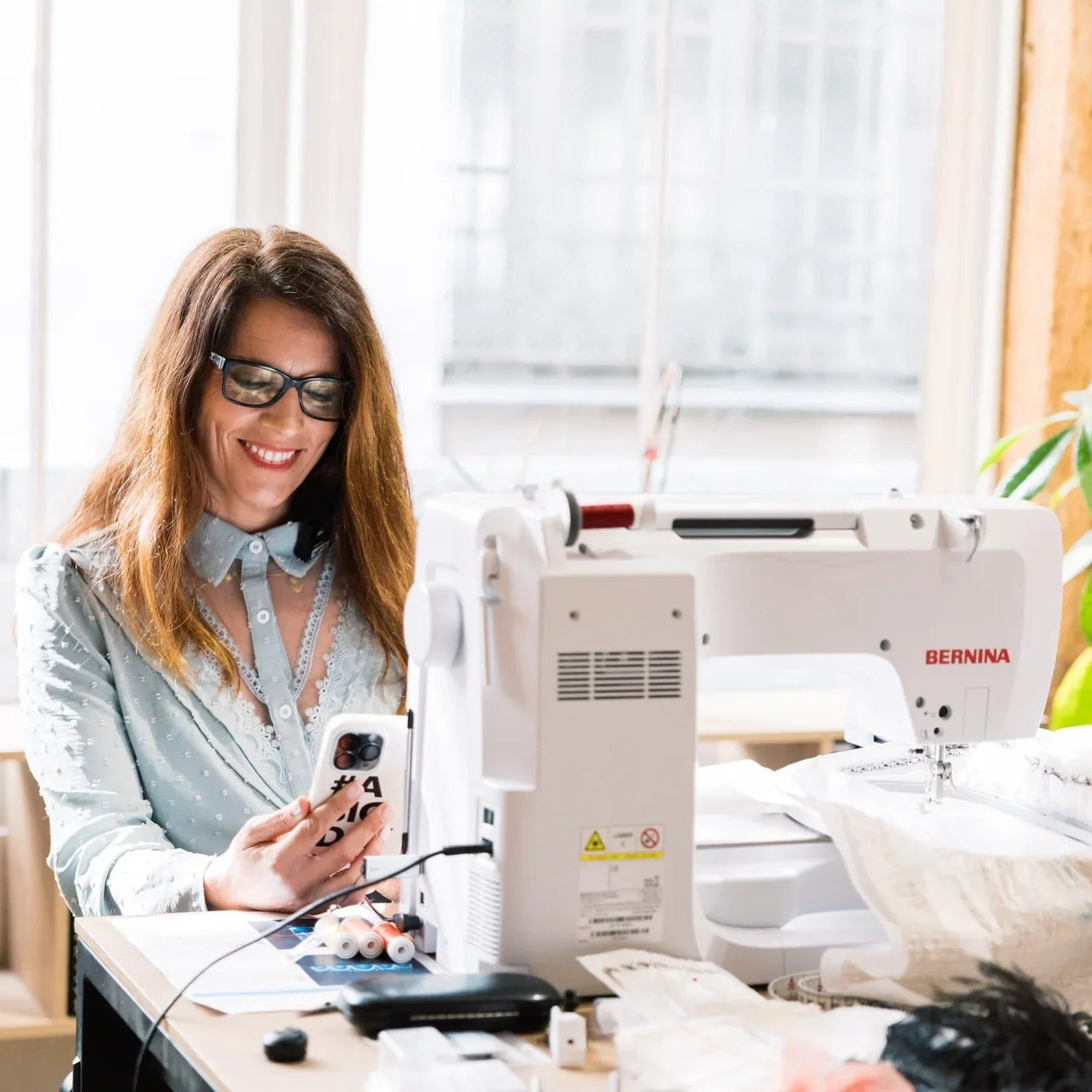 Machine à coudre et à broder BERNINA 735 PRO — en situation, atelier de couture