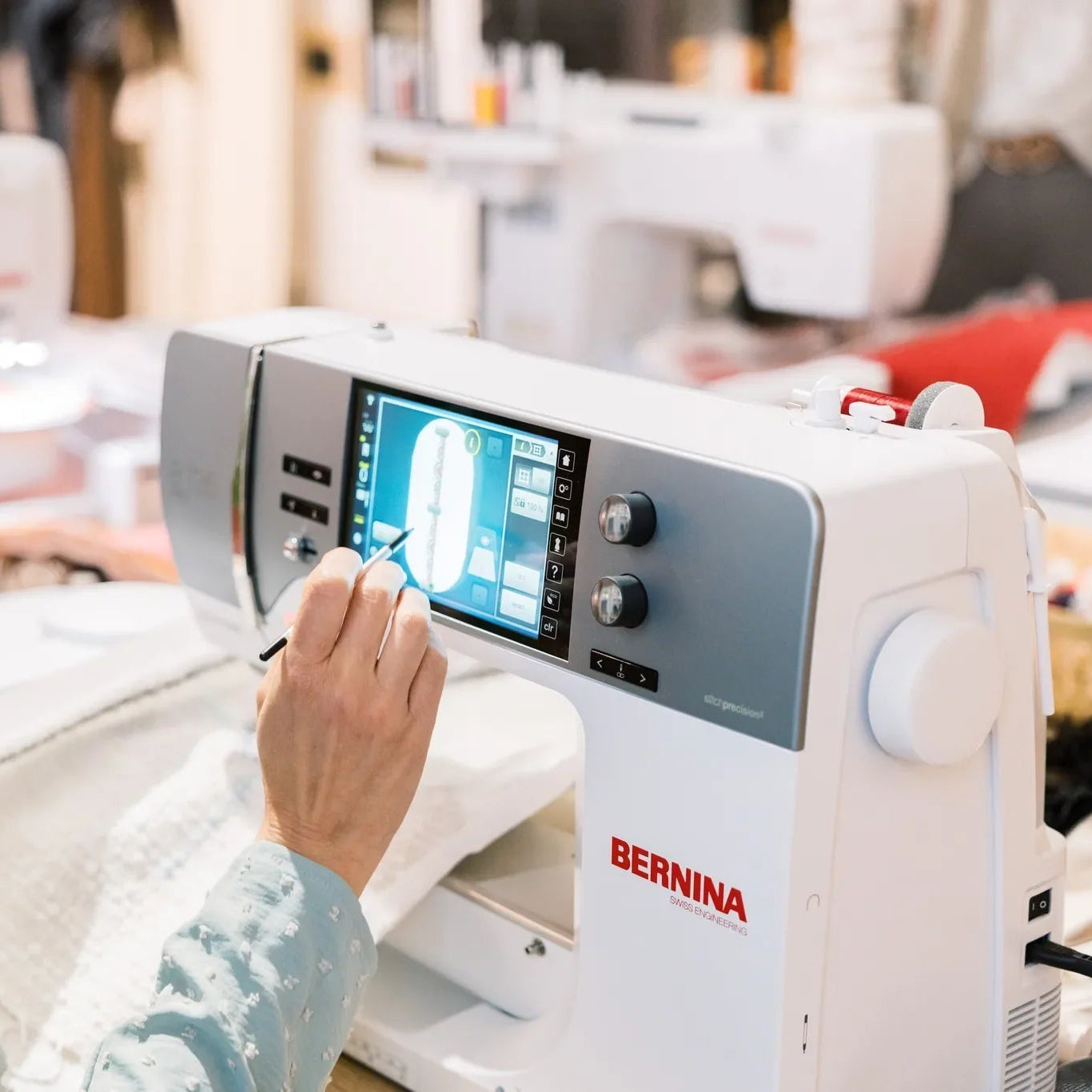 Machine à coudre et à broder BERNINA 735 PRO — en situation, atelier de couture