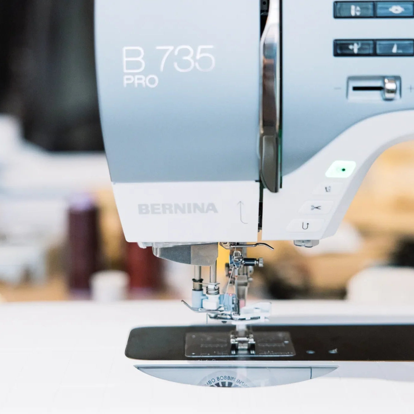 Machine à coudre et à broder BERNINA 735 PRO — en situation, atelier de couture