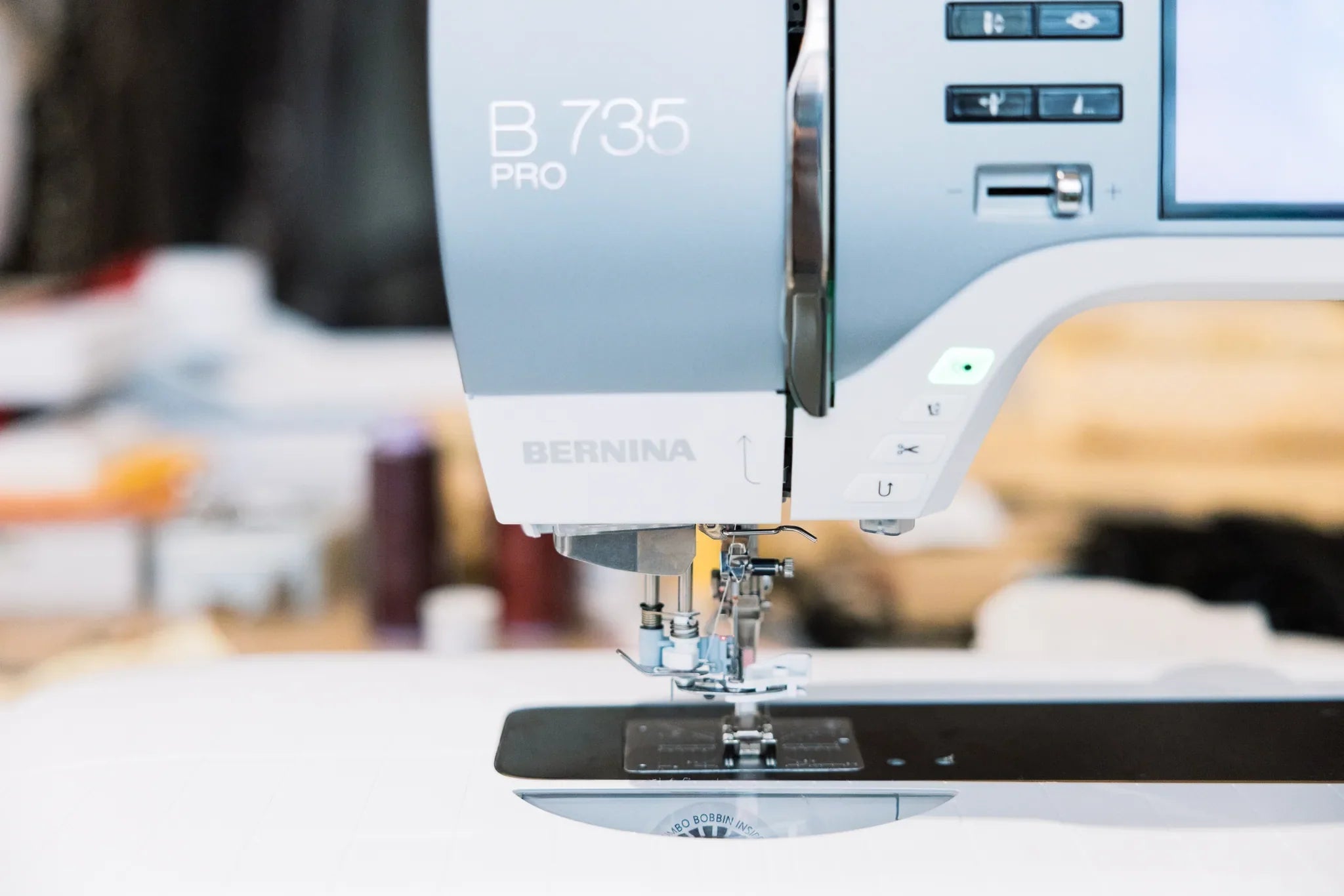 Machine à coudre et à broder BERNINA 735 PRO — en situation, atelier de couture
