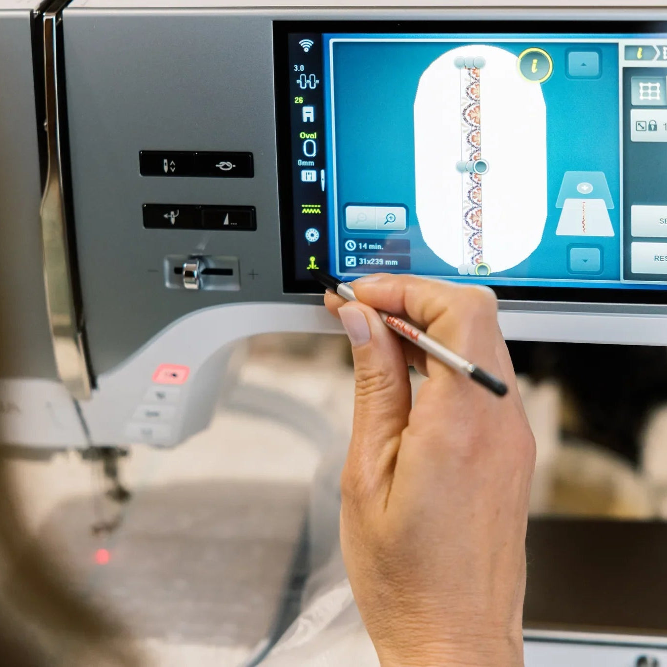 Machine à coudre et à broder BERNINA 735 PRO — en situation, atelier de couture