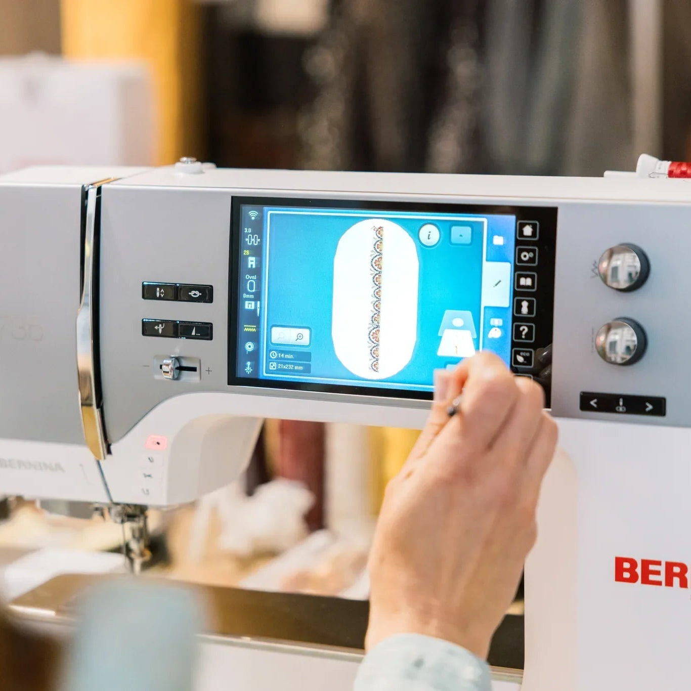 Machine à coudre et à broder BERNINA 735 PRO — en situation, atelier de couture