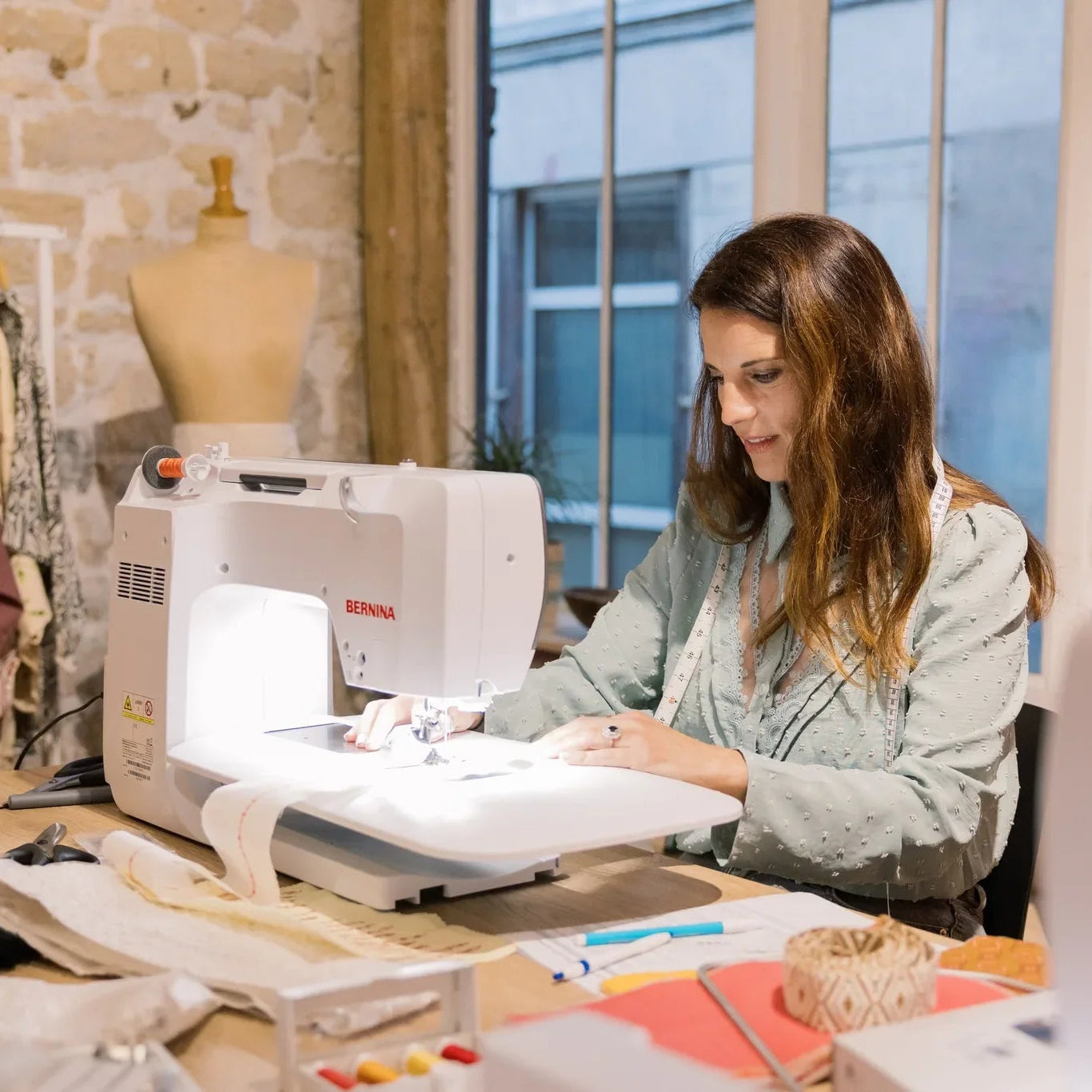 Machine à coudre et à broder BERNINA 735 PRO — en situation, atelier de couture