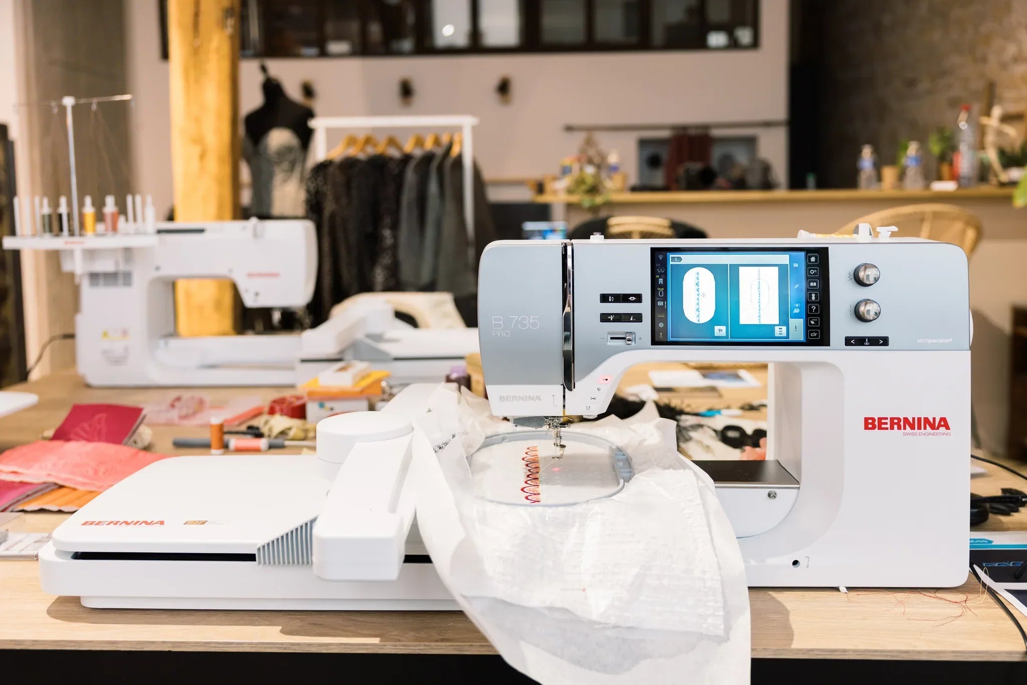Machine à coudre et à broder BERNINA 735 PRO — en situation, atelier de couture
