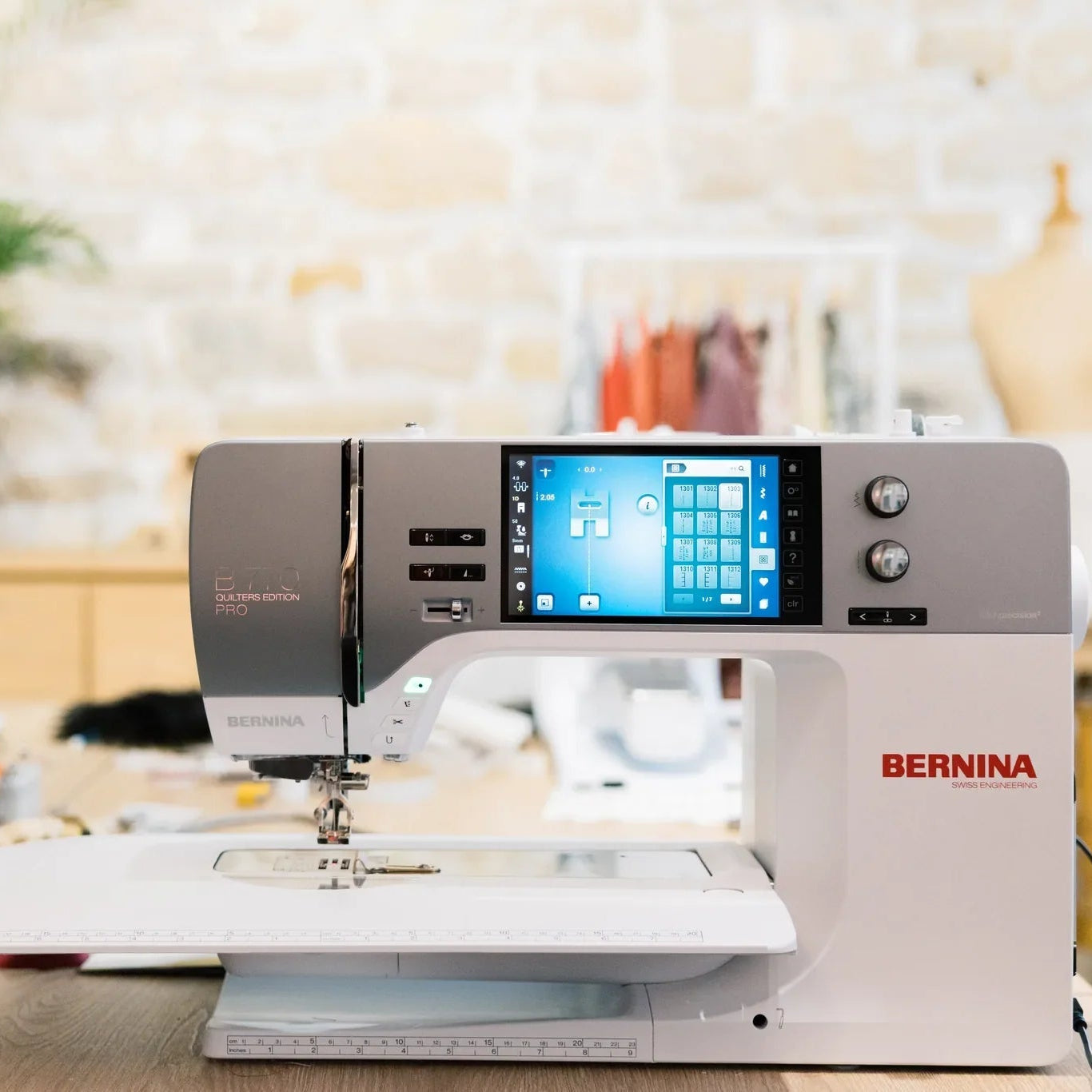 Machine à coudre et à broder BERNINA 735 PRO — en situation, atelier de couture