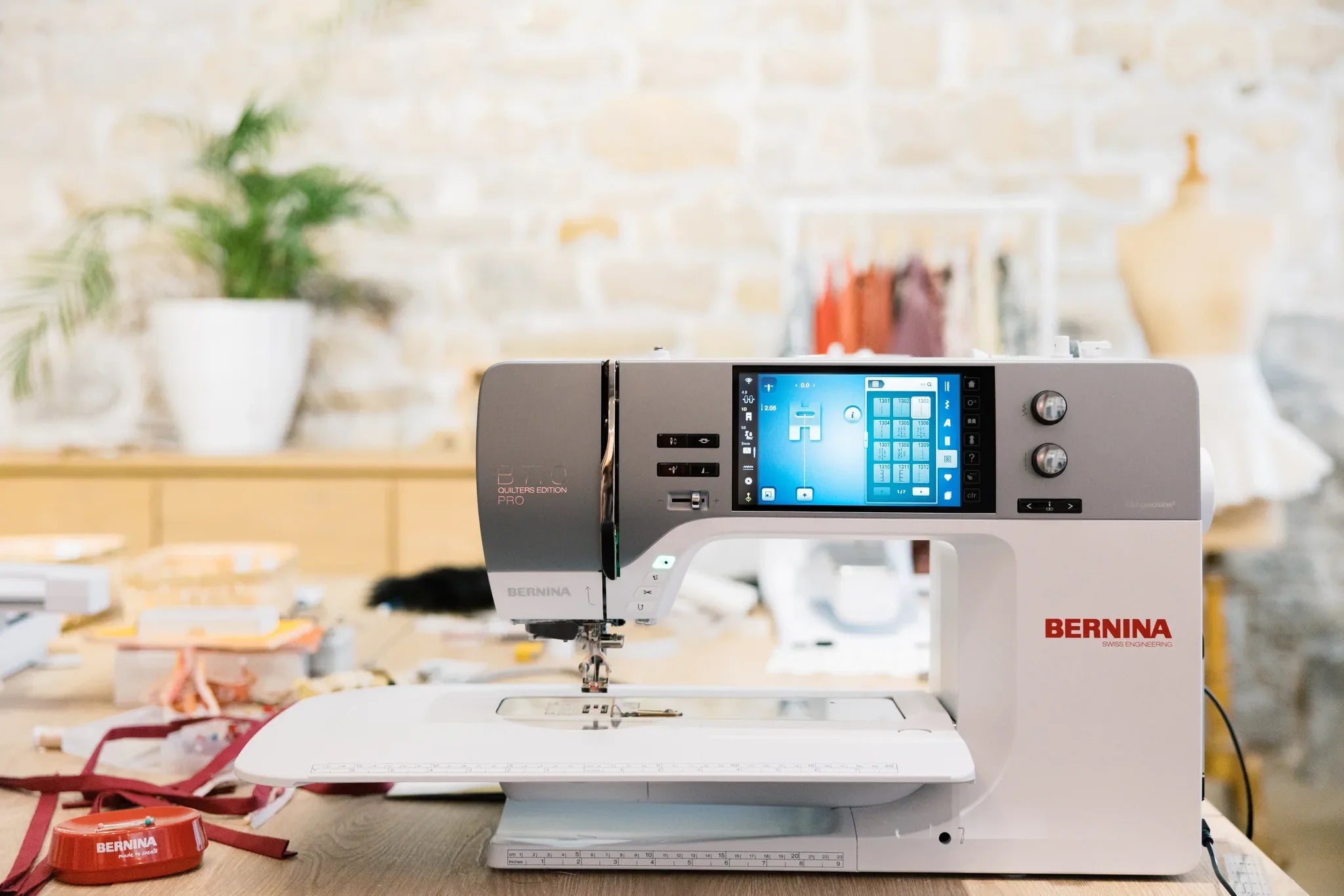 Machine à coudre et à broder BERNINA 735 PRO — en situation, atelier de couture