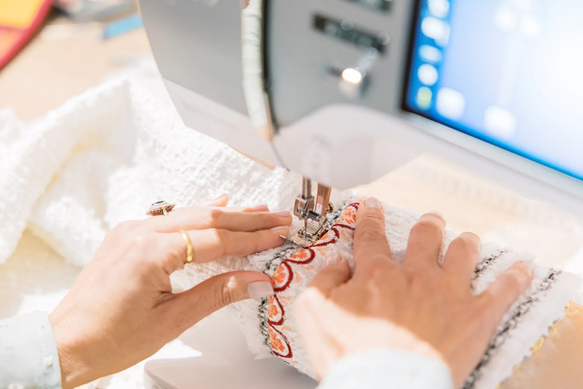 Machine à coudre et à broder BERNINA 735 PRO — en situation, atelier de couture