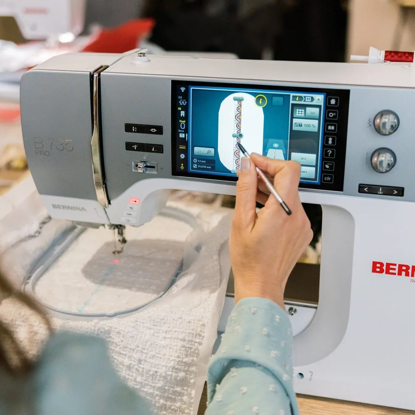 Machine à coudre et à broder BERNINA 735 PRO — en situation, atelier de couture