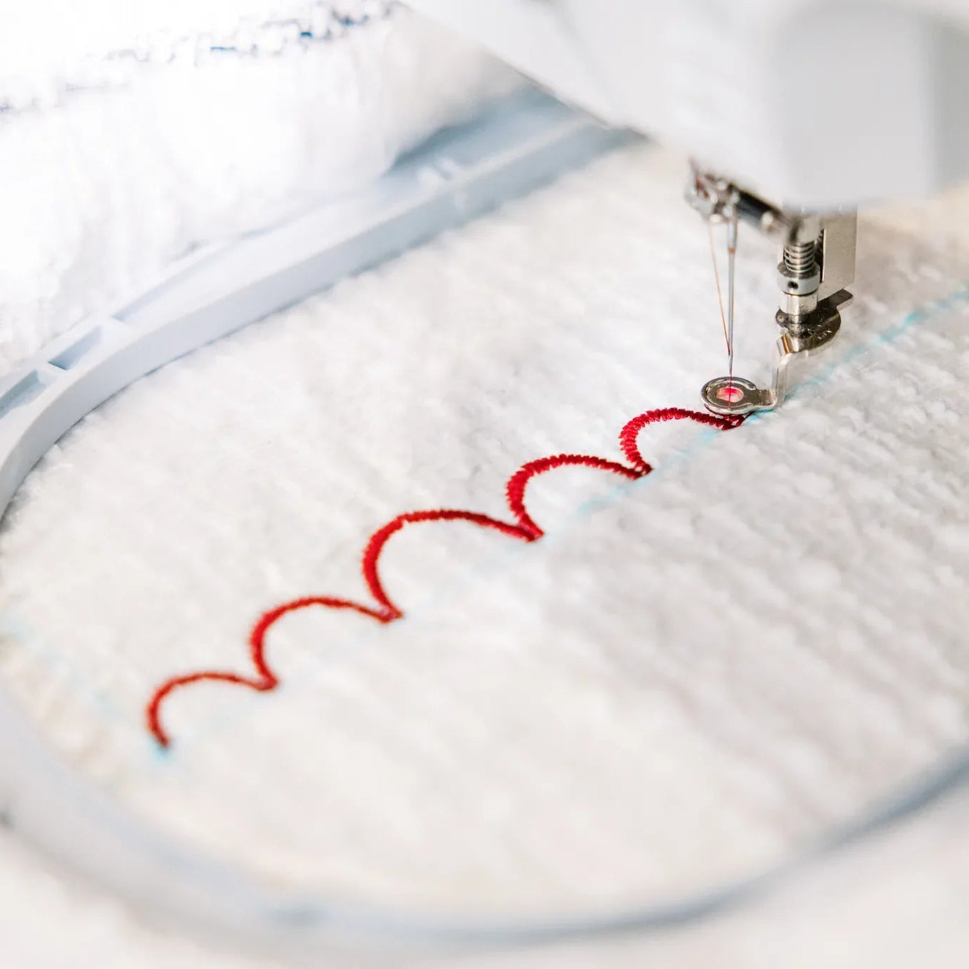 Machine à coudre et à broder BERNINA 735 PRO — en situation, atelier de couture