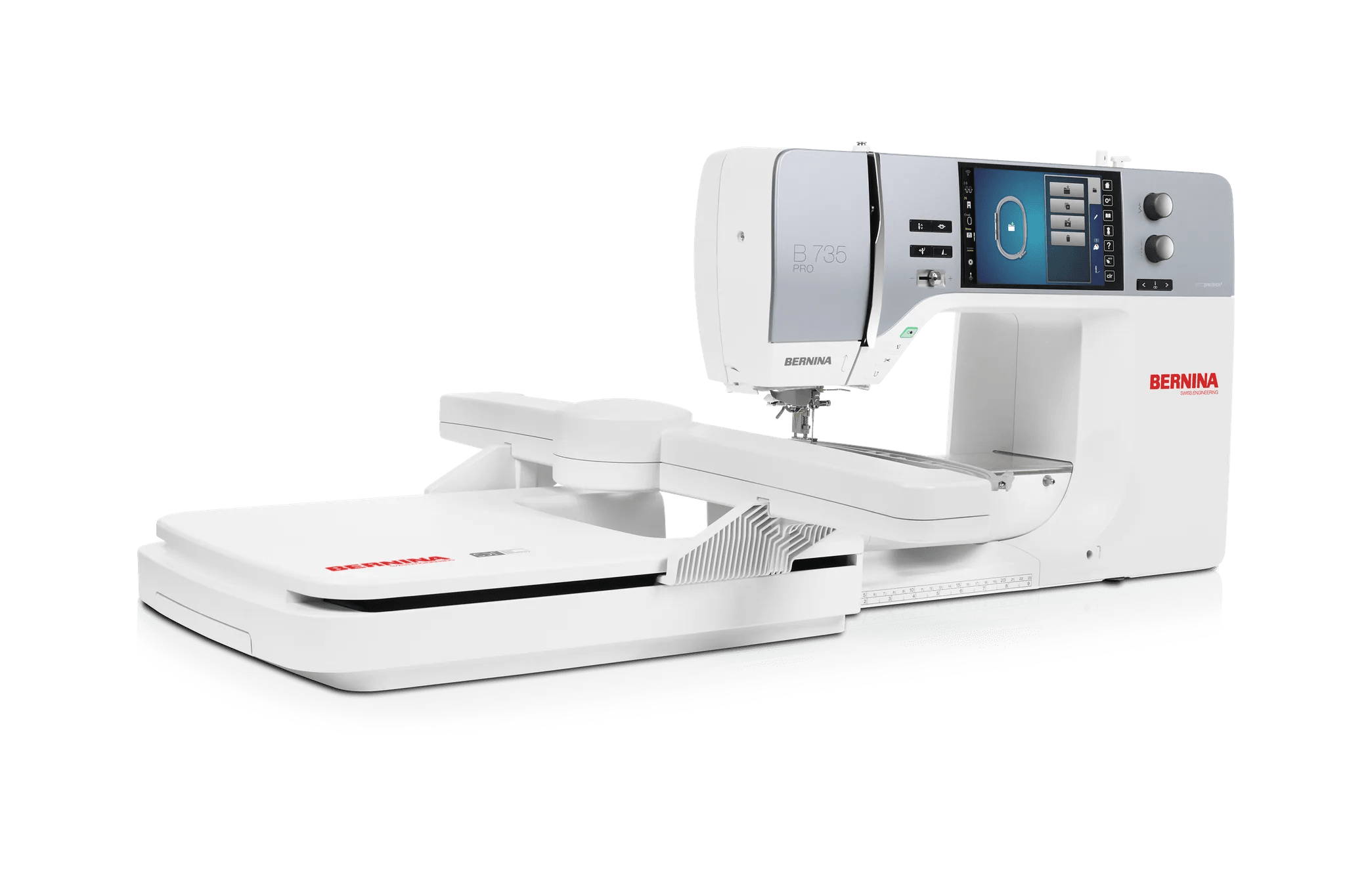 Machine à coudre et à broder BERNINA 735 PRO — en atelier, cadrage carré