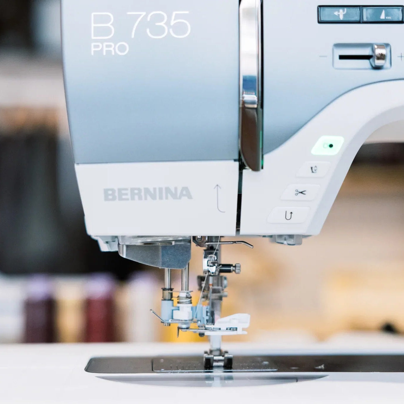 Machine à coudre et à broder BERNINA 735 PRO — en situation, atelier de couture