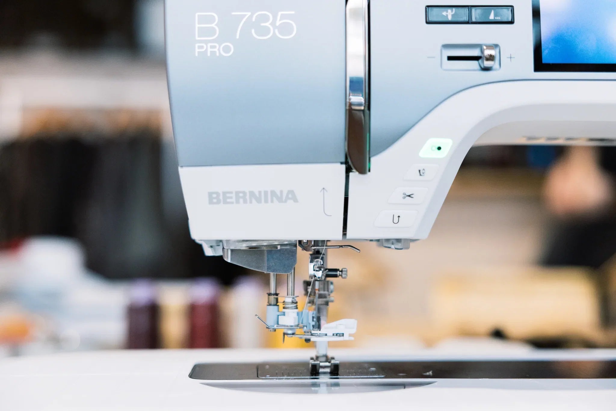 Machine à coudre et à broder BERNINA 735 PRO — en situation, atelier de couture