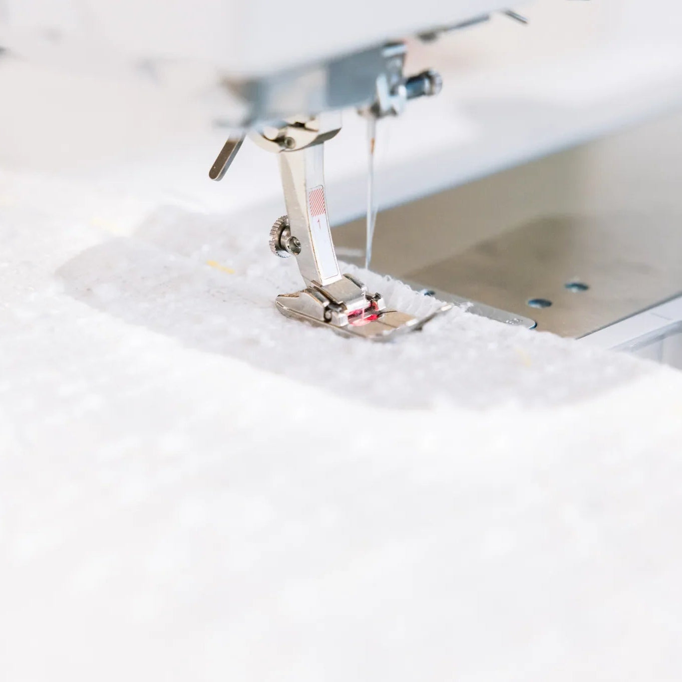 Machine à coudre et à broder BERNINA 735 PRO — en situation, atelier de couture