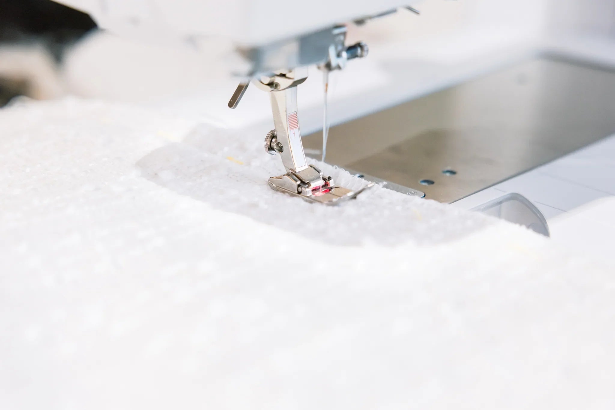 Machine à coudre et à broder BERNINA 735 PRO — en situation, atelier de couture