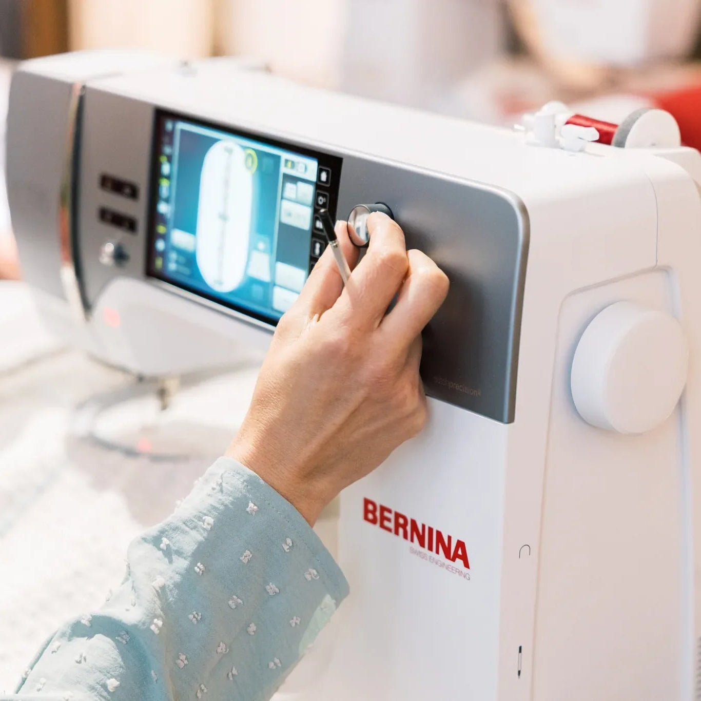 Machine à coudre et à broder BERNINA 735 PRO — en situation, atelier de couture