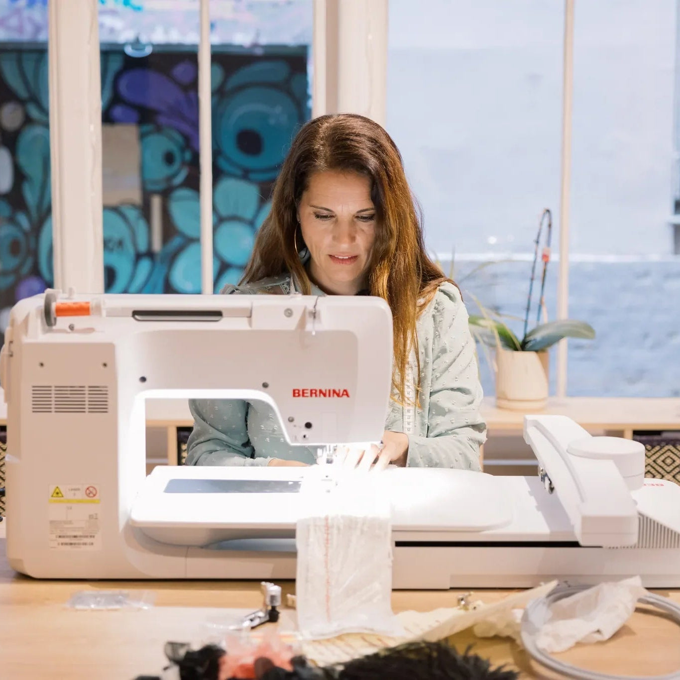 Machine à coudre et à broder BERNINA 735 PRO — en situation, atelier de couture
