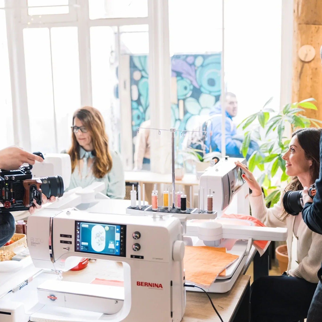 Machine à coudre et à broder BERNINA 735 PRO — en situation, atelier de couture