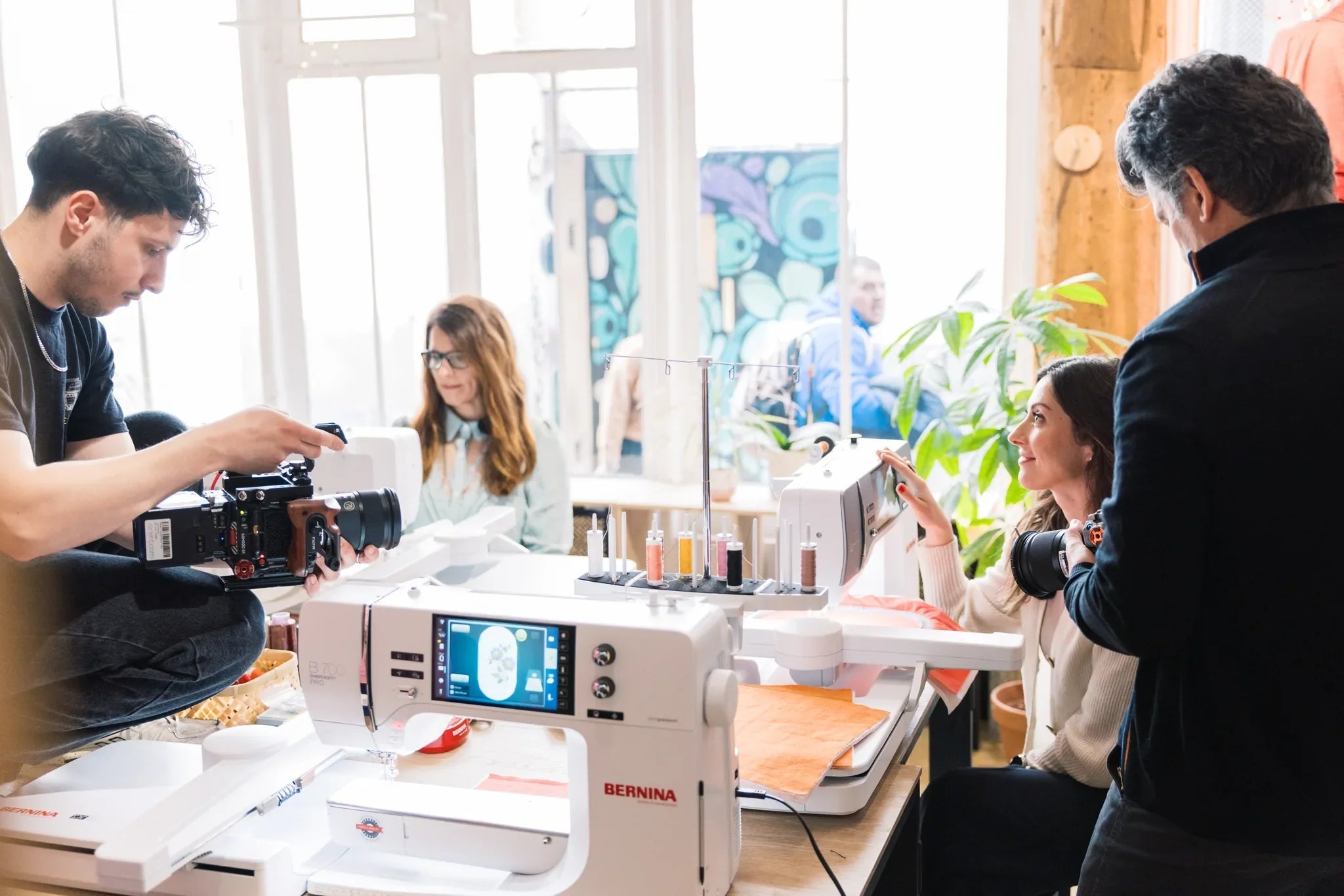 Machine à coudre et à broder BERNINA 735 PRO — en situation, atelier de couture