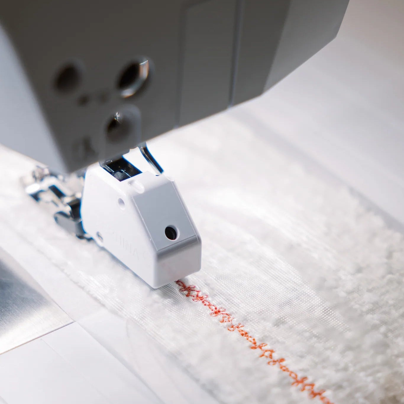 Machine à coudre et à broder BERNINA 735 PRO — en situation, atelier de couture